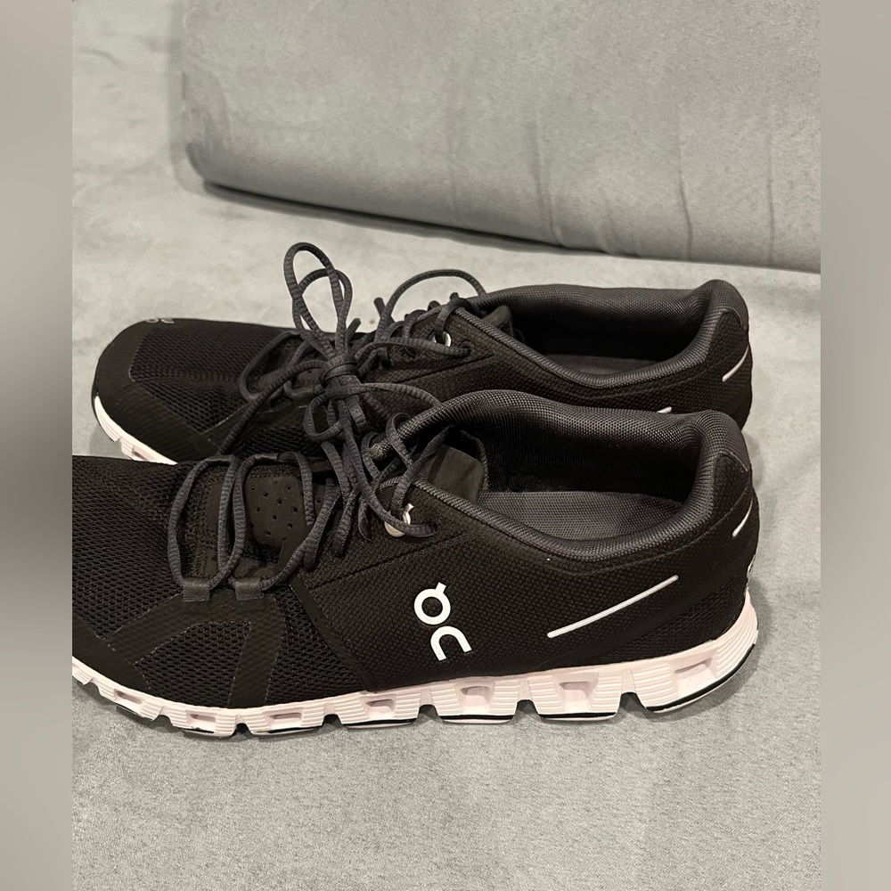OnRunning / women’s size 8 / black